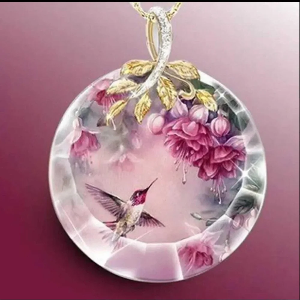 NWT Flower Bird Round Shaped‎ Pendant Necklace